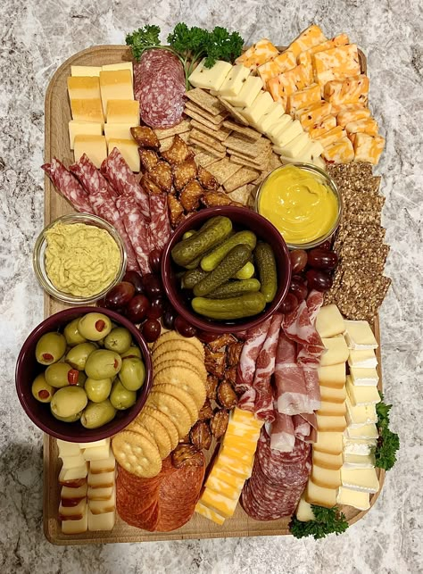 Sharkutery Board Ideas, Christmas Charcuterie Board Ideas Sweets, Sharkutery Board, Snack Platter Ideas Simple, Ideas For First Date, Best Charcuterie Board Ideas, Healthy Salad Ideas, Best Charcuterie Board, Salad Board