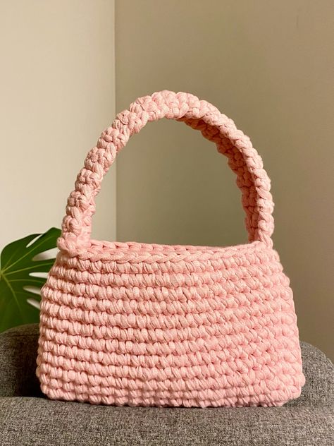 #crochet #handbags #crochetinspiration #handmade #purse #pink #powderpink #spring #summer #inspo #inspiration Handmade Purse, Purse Pink, Crochet Handbag, Pink Crochet, Crochet Things, Summer Inspo, Powder Pink, Crochet Handbags, Trendy Clothing