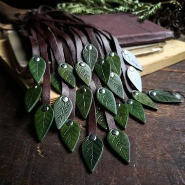 Art Du Cuir, Leather Bookmarks, Diy En Cuir, Leaf Bookmark, Diy Leather Projects, Leather Scrap, Leather Leaf, Leather Diy Crafts, Leather Scraps