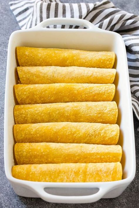 Corn tortillas filled with chicken and rolled up into enchiladas. Green Enchilada Recipe, Best Chicken Enchilada Recipe, Enchiladas Corn Tortillas, Green Chili Chicken Enchiladas, Green Enchiladas, Enchiladas Chicken, Corn Tortilla Recipes, Cream Cheese Chicken Enchiladas, Green Chicken Enchiladas