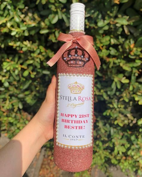 CUSTOM BOTTLES & MORE ✨ on Instagram: “If your bestie doesn’t get you your fav bottle, are you really besties? 🥰💖 •custom stella rosa + custom label #custombottle #customlabel” Custom Alcohol Bottle Labels, Custom Alcohol Bottles, Custom Liquor Bottles, Stella Rose Wine, Glitter Bottle Diy, Diy 21st Birthday Gifts, Blinged Bottles, Stella Rosa Wine, Bedazzled Bottle