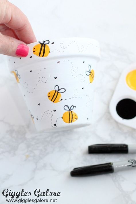 Blumentopf mit Fingerprint Bienchen - schön als Geschenkidee Bee Fingerprint, Diy Bee, Vasos Vintage, Diy Keramik, Diy Gifts To Make, Teacher Appreciation Gifts Diy, Tanaman Pot, Flower Pot Art, Plant Pot Diy