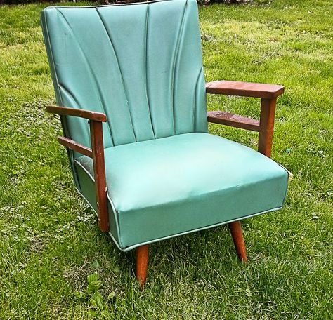 Paint Vinyl Chair, Vinyl Chairs Makeover, Upcycle Chair, Spray Paint Furniture, Paint Vinyl, Chair Diy, Vinyl Chairs, Wrought Iron Patio Chairs, Painted Vinyl