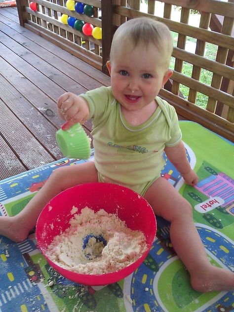 'Cloud Dough' = baby oil and plain flour. Feels like flour, but you can mould it. Lots of fun Flour Pictures, Healthiest Flour To Use, Heat Treated Flour, Grind Your Own Flour, Flour Baby, Cloud Dough Recipes, Cloud Dough, Plain Flour, Baby Oil