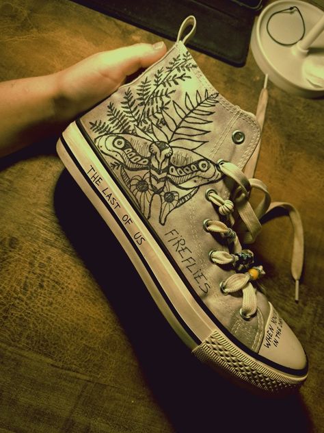 #tlou #custom #thelastofus Ellie Converse, Converse Ideas, Cute Converse Shoes, Converse Design, Painted Shoes Diy, Cute Converse, Ellie Shoes, Shoe Designs, Alt Style