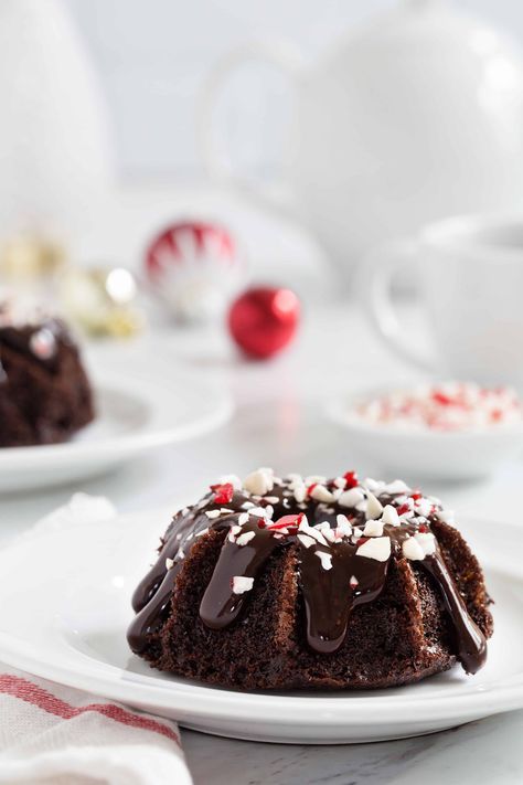 Chocolate Peppermint Mini Bundt Cakes are a fun for any holiday party. A drizzle of peppermint ganache and crushed candy canes makes them festive! #cake #chocolate Mini Chocolate Bundt Cakes, Chocolate Bundt Cakes, Christmas Bundt Cake, Mini Bundt Cakes Recipes, Peppermint Dessert, Chocolate Bundt, Mini Bundt, No Coffee, Mini Bundt Cakes