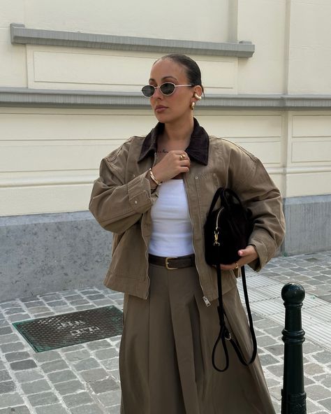 When to wear the work jacket if not in September? 🤭 Luxury Fall Utility Jacket For Workwear, Field Jacket Outfit Womens, Utility Jacket Women Outfit, Workwear Jacket Outfit, Collared Utility Jacket For Winter Workwear, Fall Utility Jacket For Workwear, Brown Collared Utility Jacket For Workwear, Vintage Utility Jacket For Winter Workwear, Field Jacket Outfit