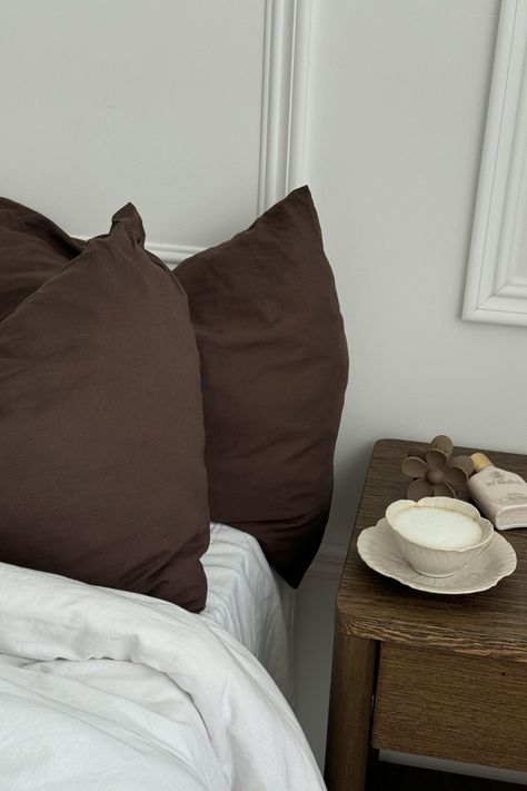 Brown-toned bed sheets are home and living trend of 2024. Ideal for creating a warm, cozy fall atmosphere in your bedroom. With earthy shades like beige, caramel, and chocolate, they evoke the comfort of autumn. Effortlessly enhance your bedroom decor, making the space feel inviting and perfect for the cooler months.

#FallBedroom #CozyVibes #BrownBedSheets #AutumnDecor #WarmAndInviting #BedroomStyle #FallHomeDecor #SeasonalBedding #HomeComfort #InteriorTrends024 #InteriorDesign Brown Bed Sheets, Bedding Twin, Neutral Backdrop, Decorative Styles, Queen Bed Sheets, Mocha Chocolate, Down Alternative Comforter, Fall Bedroom, Luxury Sheets