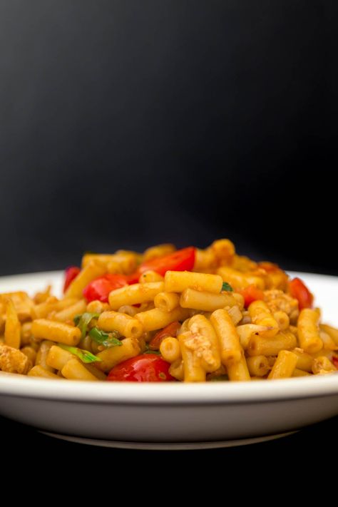 Vegan Pat Macaroni Stir Fry Pasta, Thai Pasta, Fried Macaroni, Macaroni Recipe, Vegan Hot Dog, Macaroni Recipes, Thai Recipe, Vegan Beans, Sweet Chili Sauce