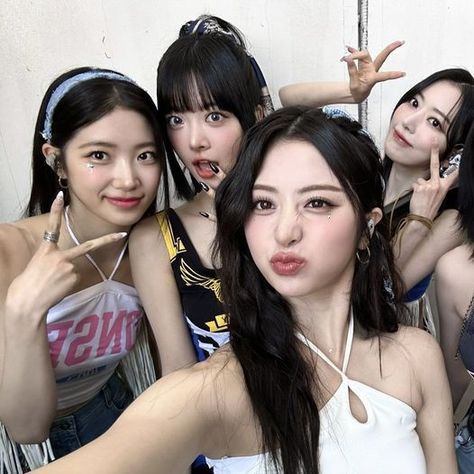 Eunchae And Sakura, Le Sserafim Group, Lesserafim Ot5, Yunjin Kazuha Eunchae, Sakura Lesserafim, Only Believe, Blue Flames, Maybe One Day, Iconic Photos