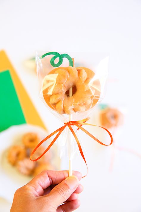 Easy Pumpkin Treat Bags perfect for fall and Halloween parties! Make in minutes with store bought donuts! | Come crafting with Kim Byers at The Celebration Shoppe! Cricut Craft Ideas, Fun Fall Treats, Fall Ideas Decorating, Pumpkin Donut, Themed Recipes, Pumpkin Spice Donut, Free Svgs, Fall Stuff, Cinderella Party