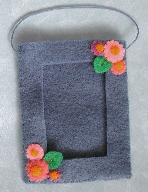 cute picture frame ornament Felt Picture Frame Ornament, Felt Photo Frame Diy, Felt Picture Frame, Felt Photo Frame, Felt Frame, Frame Ornaments, Felt Envelope, Cute Picture Frames, Felted Crafts