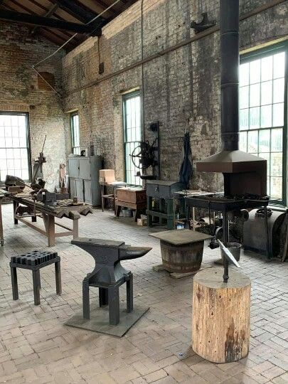 The shop at the Georgia Railroad Museum, Savannah, GA. Black Smith Tools, Home Forge, Blacksmith Workshop, Garage Workshop Layout, Black Smith, Workshop Layout, Blacksmith Forge, Blacksmith Tools, Anvils