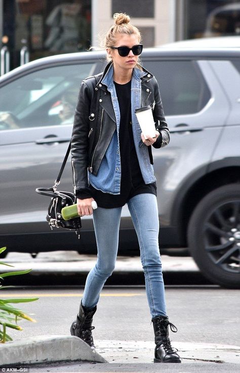 street style #models #style Looks Camisa Jeans, Victoria’s Secret Fashion Show, Hipster Chic, Denim Street Style, Look Jean, Stella Maxwell, Camisa Jeans, Model Street Style, Black Combat Boots