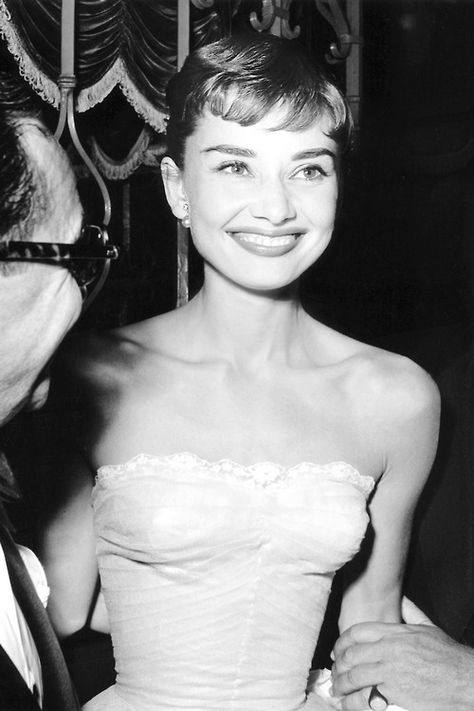 Audrey Hepburn Pixie, Audrey Hepburn Outfit, Aubrey Hepburn, Audrey Hepburn Photos, Lana Turner, Audrey Hepburn Style, Hepburn Style, Black And White Photograph, Roman Holiday