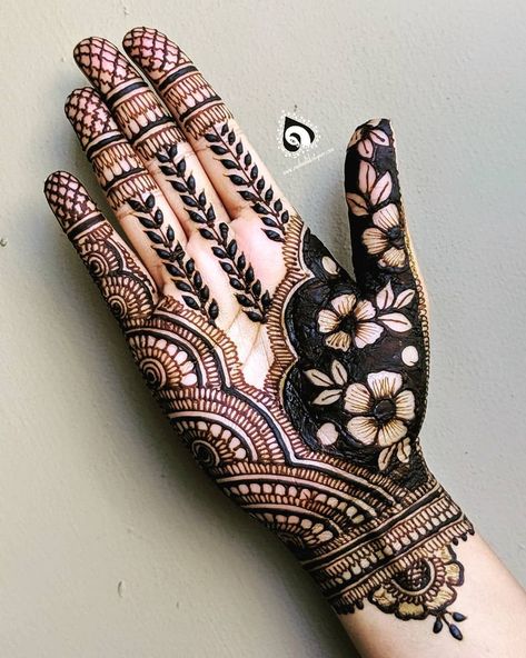 simple-mehndi-designs-for-left-hand-palm-neeta-desai-sharma-garden-print-mehndi Simple Mehndi Designs For Palm, Mehndi Designs For Palm, Palm Mehendi, Palm Henna Designs, Palm Mehndi Design, Tato Henna, Eid Mehndi Designs, Finger Henna, Beginner Henna Designs