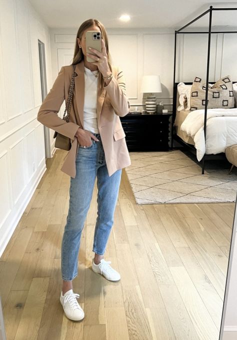 Tan Blazer Outfit, Blazer And Sneakers Outfit, Tan Blazer Outfits, Sneakers Outfit Work, Shacket Outfit, Veja Esplar, Jeans And T Shirt Outfit, Jeans Outfit Fall, Mommy Outfits