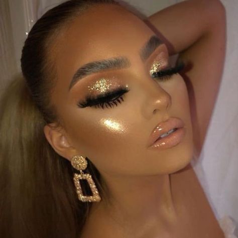 Top 15 Baddie Makeup Looks To Try This Year Maquillage Yeux Cut Crease, Birthday Makeup Looks, Gold Makeup Looks, Prom Makeup Looks, Glam Makeup Look, Stay Golden, Makijaż Smokey Eye, Dope Makeup, Braut Make-up