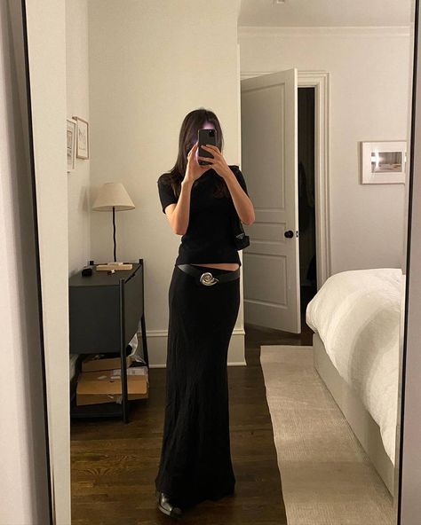 Skirt Tshirt Outfit, Long Tshirt Outfit, Black Long Skirt Outfit, Black Skirt Maxi, Black Skirt Outfit Winter, Long Black Skirt Outfit, Winter Maxi Skirt Outfit, Black Maxi Skirt Outfit, Black Tshirt Outfit