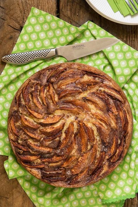 Apple Topping, Cinnamon Sugar Apples, Winter Cakes, Apple Cake Recipe, Savory Foods, Danish Food, Apple Cake Recipes, Yellow Cake, Apple Desserts