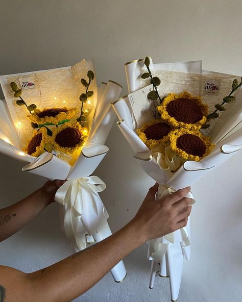 Crochet Flower Bouquet Sunflower, Crochet Sunflowers Bouquet, Sunflower Crochet Bouquet, Crochet Sun Flower, Crochet Sunflower Bouquet, Sunflower Crochet Pattern, Flower Bouquet Tutorial, Crochet Projects Free, Crochet Bouquets