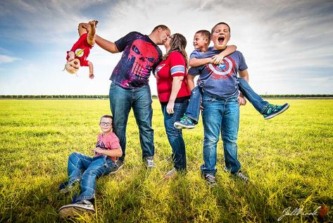 The Gray Family gets family pictures done by Fallbrook Photography with a superhero theme to them. Superhero Family Pictures, Superhero Photoshoot, Fun Family Pictures, Funny Family Photos, Superhero Family, Yuma Arizona, Sarasota Wedding, Sibling Photography, Family Photoshoot Outfits