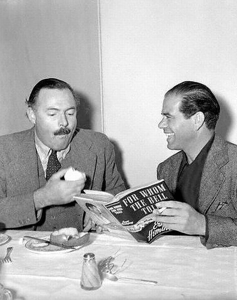 Ernest Hemingway and Frank Capra Earnest Hemingway, Frank Capra, Paramount Studios, Fritz Lang, Martin Scorsese, Stanley Kubrick, Reading A Book, Ernest Hemingway, Alfred Hitchcock