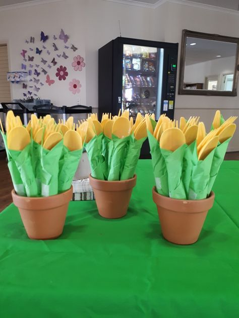 Tulip Cutlery/Table setting. Yellow Cutlery wrapped up in a green napkin = Floral style cutlery. Sunflower Party Food, Sunflower Themed Food, Sun Flower Food Ideas, Sunflower Picnic Table Decor, Sunflower Birthday Party Decoration, Sunflower Party Ideas, Sunflower Party Theme, Sun Flower Theme Birthday Party Decoration, Sunflower Themed Party Snacks