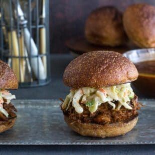 Low FODMAP BBQ Pulled Pork Sliders - FODMAP Everyday Slow Cooker Chicken Sliders, Sliders Recipes Hawaiian Rolls, Crescent Roll Appetizers, Sliders Recipes Chicken, Bbq Chicken Sliders, Chicken Burgers Recipe, Pulled Pork Sliders, Pork Sliders, Chicken Sliders