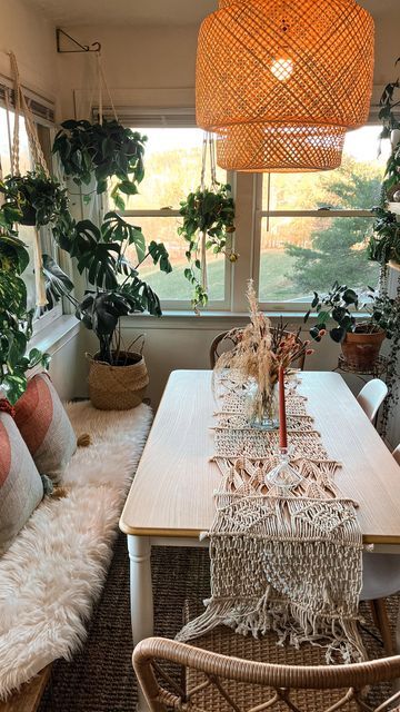 DEVAN ♡✨ on Instagram: "The amount of rearranging that goes on in our home 🙈 My husband is not even phased at this point 😅😂 I had a random idea the other night to move the bench that’s been used for my plants the last few years to become extra cozy seating in the dining room and I feel like it’s just what the room needed! Do you stress re-arrange too?!! #jungalowstyle #abmathome #apartmentlife #currentdesignsituation #decorinspiration #diningroomdecor #plantsmakepeoplehappy #houseplantclub Unused Dining Room Ideas, Dreamy Interiors, Room Ideas Bohemian, Random Idea, Boho Cozy, Cottage Dining Rooms, Boho Dining Room, Apartment Dining, House Vibes