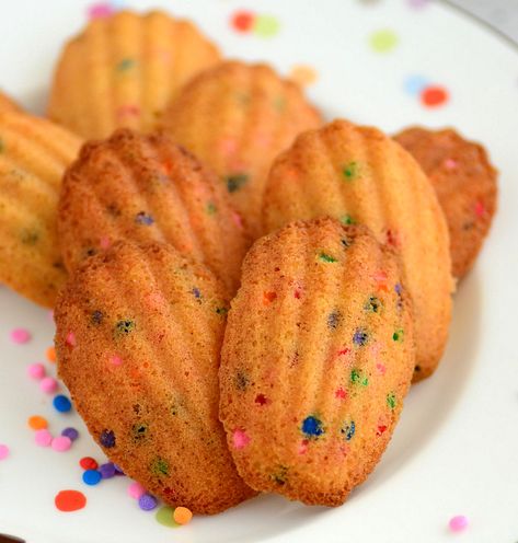 Birthday Cake Madeleines Madeleine Recipe, Cookie Pizza, Skillet Cookie, Birthday Desserts, Traditional Cakes, Dessert Options, Brownie Bar, Cookie Bars, Monster Cookies