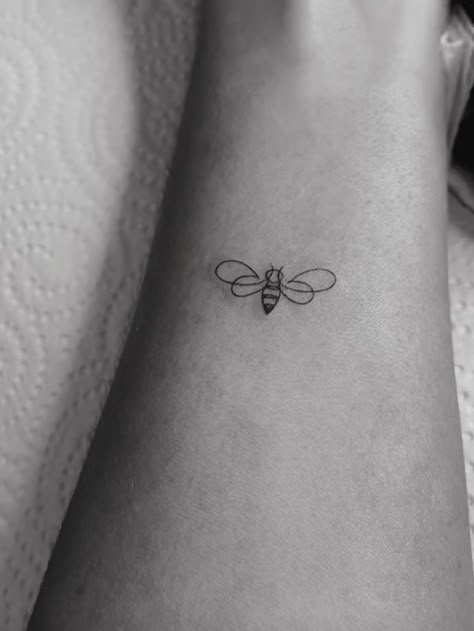 Bee Tattoo On Ankle, Tattoo Simplistic, Bee And Flower Tattoo, Tattoo On Ankle, Small Bee Tattoo, Honey Bee Tattoo, Lavender Tattoo, Insect Tattoo, Small Pretty Tattoos