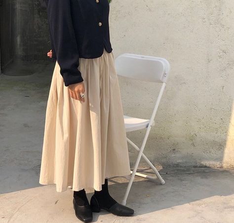 Beige Long Skirt Outfit, Long Skirt Outfits, Beach Ideas, Skirt Outfits, Long Skirt, Fashion Inspo Outfits, Midi Skirt, Fashion Inspo, Ootd