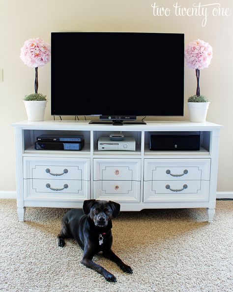 i REALLY want to find an old dresser... i have one in the garage.. but its used for tols.. ugh Diy Tv Stand Ideas, Furniture Top View, Swivel Tv Stand, Ikea Inspiration, Dresser Tv Stand, Dresser With Tv, Play Kitchens, Diy Tv Stand, Rack Tv