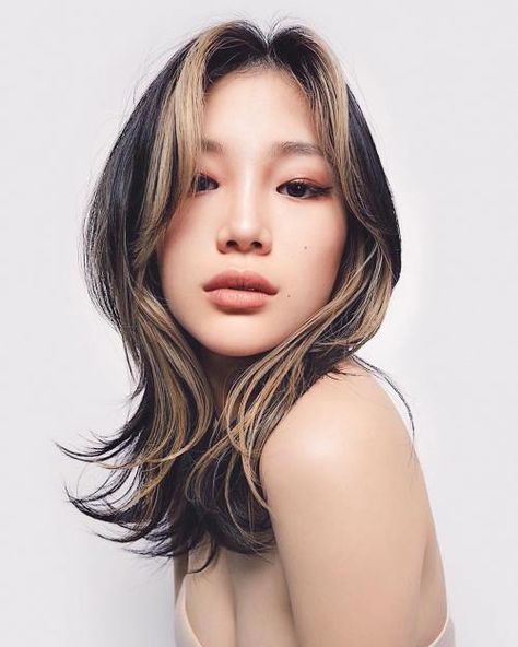 Asian Hair Blonde Highlights, Medium Asian Hair, Asian Hair Highlights, Asian Hairstyles, Blonde Layered Hair, Hair Color Asian, Straight Hairstyles Medium, Hair Color Streaks, Asian Short Hair