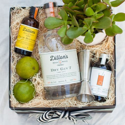 GIN & TONIC SET Stellar ingredients to give you the best quality G&T you will ever taste. Great base ingredients for other cocktails as well! Gin And Tonic Gift Basket, Gin And Tonic Gifts, Gin Hamper, Alcohol Gift Baskets, Tonic Syrup, Homemade Gift Baskets, Liquor Gifts, Personalized Gift Baskets, Gin Gifts