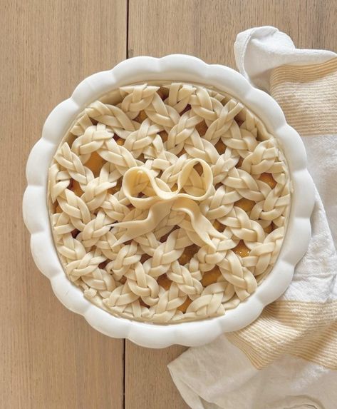 Pie Decorating Ideas, Pie Aesthetic, Pie Crust Top, Pie Crust Designs, Pie Decoration, Seasonal Baking, Fall Pies, Cozy Interiors, Cute Peach