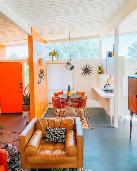 Dazey Desert House on Instagram: “One of my favorite angles of the house ✨ It really shows off the true artists that William Krisel and all the mid century masters were 🙌…” Palm Springs Home Decor, Palm Springs Living Room, Palm Springs Interior Design, Palm Springs Interior, Mid Century Palm Springs, Palm Springs Houses, Palm Springs Decor, Palm Springs Aesthetic, Palm Springs House