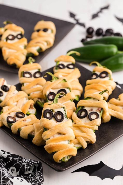 Mummy Poppers, Halloween Finger Foods, Sausage Stuffed Mushrooms, Spooky Food, Halloween Party Snacks, Easy Party Food, Homemade Dough, Halloween Appetizers, Halloween Snacks