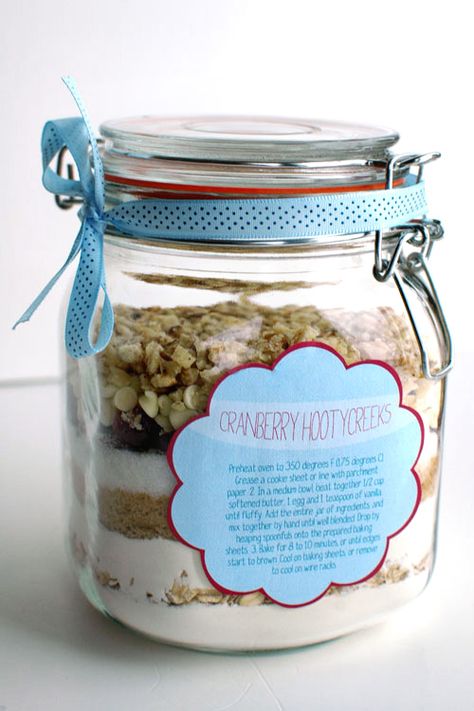 Cookies in a Jar: Cranberry Hootycreeks with Free Printable Labels | Intimate Weddings - Small Wedding Blog - DIY Wedding Ideas for Small and Intimate Weddings - Real Small Weddings Cookies In A Jar, Wedding Favour Jars, Favour Jars, Cranberry Cookies, Labels Printables Free, Diy Cookie, Favors Diy, Meals In A Jar, Diy Wedding Favors