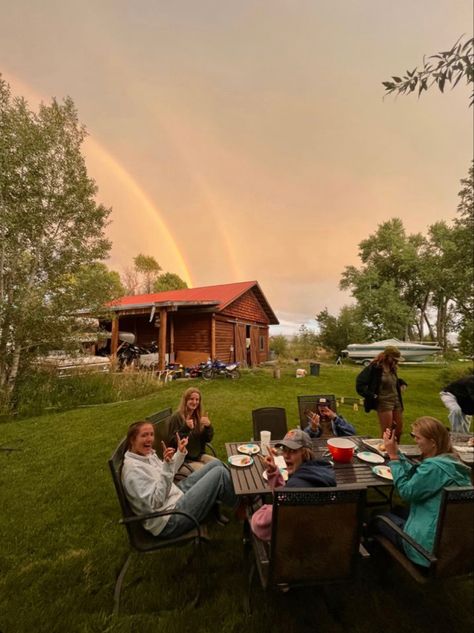 Friend Cabin Trip, Socialising Aesthetic, Cabin Trip, Camping Nature, Rainbow Friends, Outdoor Photoshoot, Adventure Camping, Summer Feeling, Friendship Goals