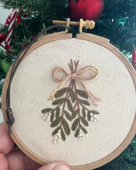 Christmas Embroidery Mistletoe, Embroidery Mistletoe, The Mistletoe Motive, Embroidered Mistletoe, Crochet Mistletoe, Diy Mistletoe, Mistletoe Embroidery, Mistletoe Diy, Embroidery Christmas Ornaments