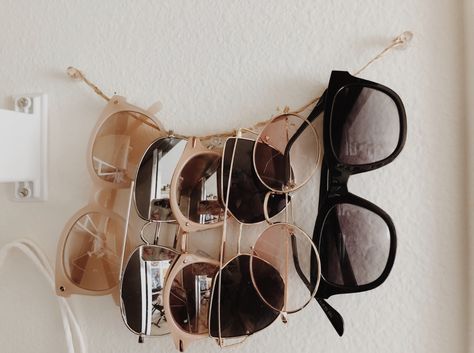 Sunglasses Stand Aesthetic, Sunglasses Diy Holder, Ways To Store Sunglasses, Sun Glass Holder Diy, How To Hang Sunglasses, How To Display Sunglasses, Sun Glass Holder, How To Organize Sunglasses, Sunglasses Rack Diy