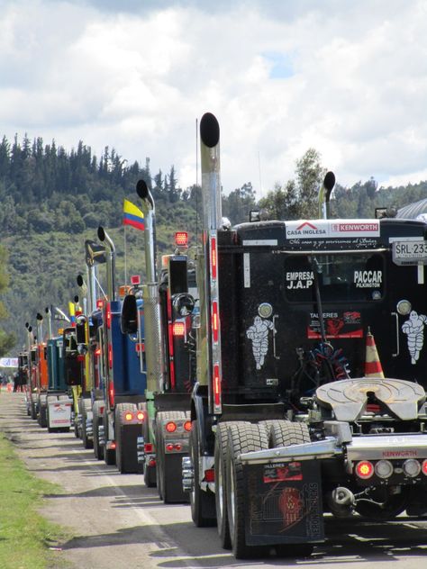 En fila para fotografía Peterbilt, Semi Trucks, Favorite Things, Trailer, Trucks, Lifestyle