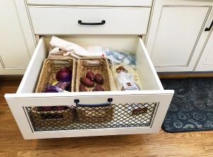 Potato and onion drawer | Imamother Potato And Onion Cabinet, Kitchen Onion Potato Storage, Potato And Onion Storage Ideas, Onion Drawer, Potato And Onion Storage, Dutch Farmhouse, Storing Onions, Potato Bin, Kosher Kitchen