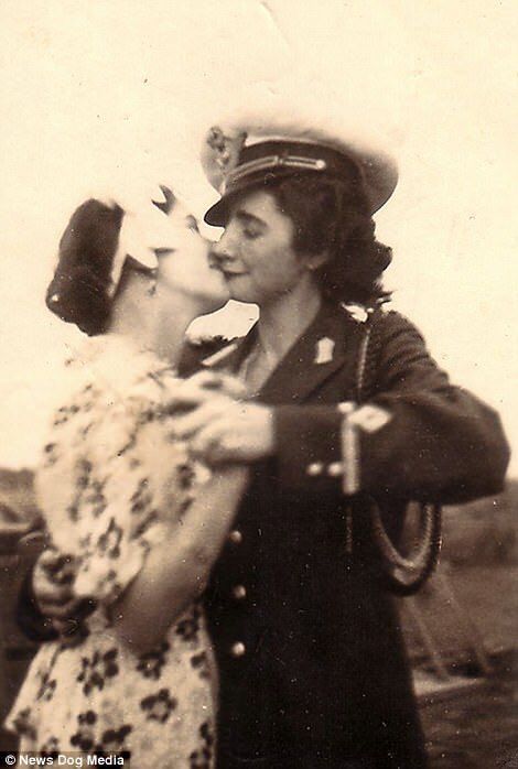 1940s Lesbians, Old History Photos, Two Girls Reference, 20s Photos, Kissing References, 2 People Reference, Vintage Photo Aesthetic, Old Black And White Photos, Love Core