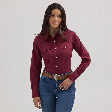 CLASSIC AND ICONICYou’ll look sharp and ready to conquer the world in our Women’s Wrangler Retro® Western Button-Down Shirt. It’s crafted from a comfortable cotton blend with just a hint of stretch. It comes with our signature chest flap pockets and “W” stitching as well as Western yokes, a pointed collar, and a full button closure for easy layering. Get one for every day of the week. Oxford Shirt Women, Wrangler Women, Destructed Jeans, Rodeo Shirts, Conquer The World, Retro Western, Loose Fit Jeans, Flare Trousers, Work Clothes