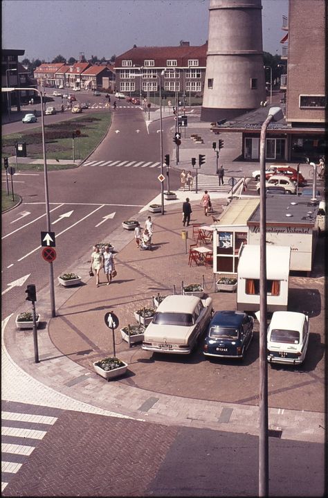 Julianaplein Den Helder jaren 70. Holland Windmills, Den Helder, Holland, Road