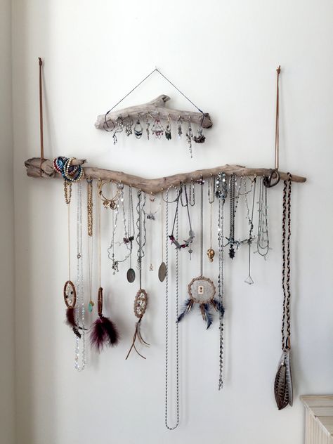 Driftwood Jewelry Organizer Rack Necklace Hanger by Curiographer How To Store Scarves, Boho Jewelry Display, Jewelry Storage Solutions, Vintage Jewelry Diy, Jewerly Displays, Diy Jewelry To Sell, Necklace Hanger, Wall Mount Jewelry Organizer, Driftwood Jewelry