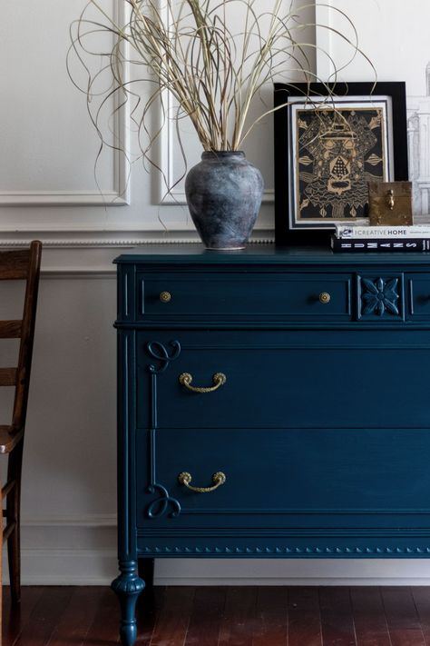 How Navy Painted Furniture, Navy Blue Furniture, Navy Blue Paint Colors, Classic Dressers, Blue Painted Furniture, Navy Living Rooms, Blue Interiors, Blue Dresser, Painted Cupboards